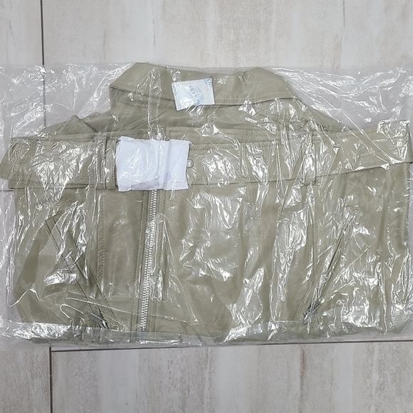 Zenana belted moto jacket - vegan leather - size large - khaki beige BNWT - Picture 3 of 4